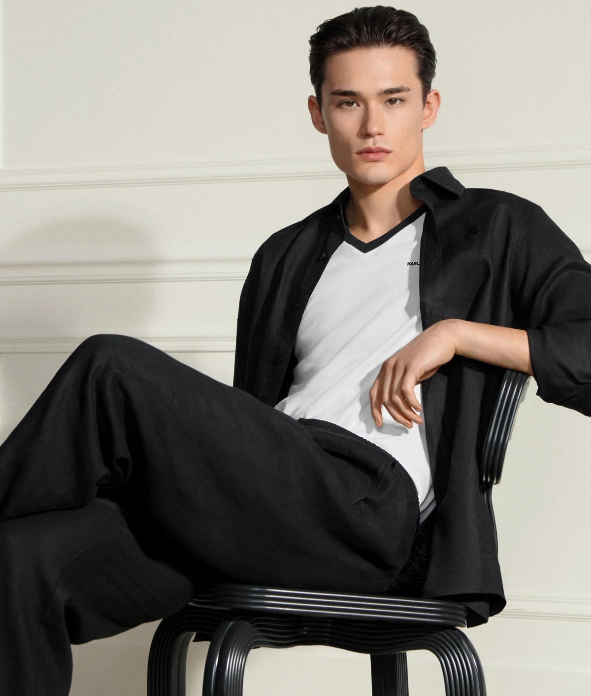 Contrast V-neck T-shirt