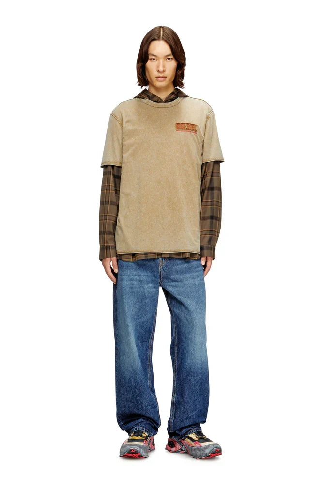 Acid-wash T-shirt with raw edges