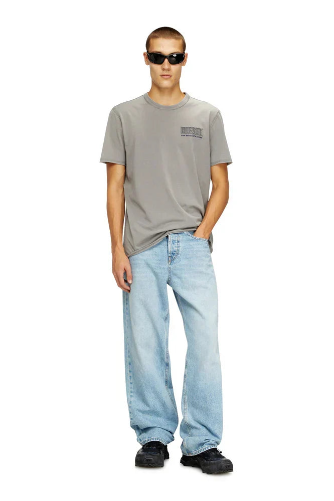 Acid-wash T-shirt with raw edges